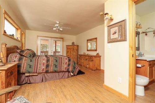 Ένα μπάνιο στο Cabin On The Rocks