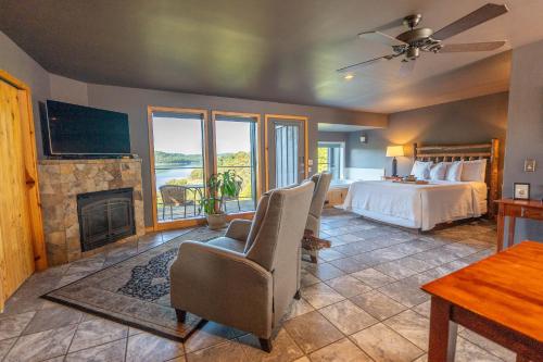 Beaver Lakefront Cabins - Couples Only Getawaysにあるベッド