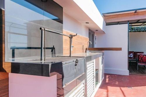 a kitchen with a sink and a counter top at Depa Ejecutivo Con Vista en Corazon de DGO in Durango