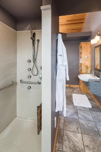 Beaver Lakefront Cabins - Couples Only Getawaysにあるバスルーム