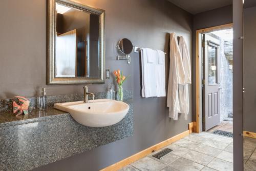 Beaver Lakefront Cabins - Couples Only Getawaysにあるバスルーム