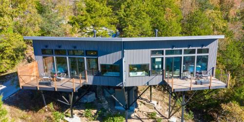 Beaver Lakefront Cabins - Couples Only Getawaysにあるバルコニーまたはテラス