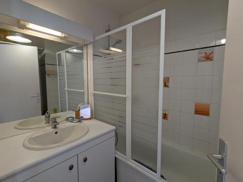 une salle de bain avec un lavabo et une douche dans l'établissement Arcachon - Superbe T3 avec terrasse, piscine et parking sécurisé - 6 personnes - FR-1-420-33, à Arcachon