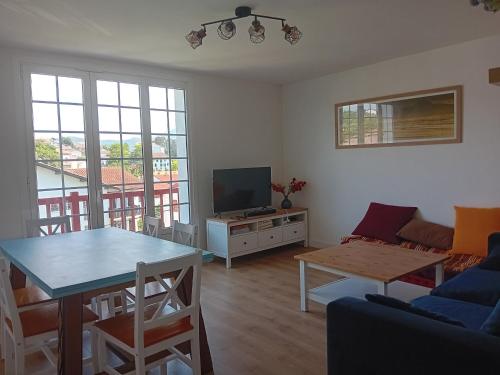 Spacieux T4 rénové à Hendaye, lumineux et calme, proche plage avec parking et WiFi. - FR-1-239-985
