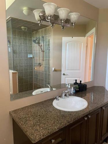 Ένα μπάνιο στο Executive End Unit Townhome