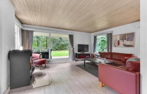 Μια τηλεόραση ή/και κέντρο ψυχαγωγίας στο 4 Bedroom Nice Home In Toftlund