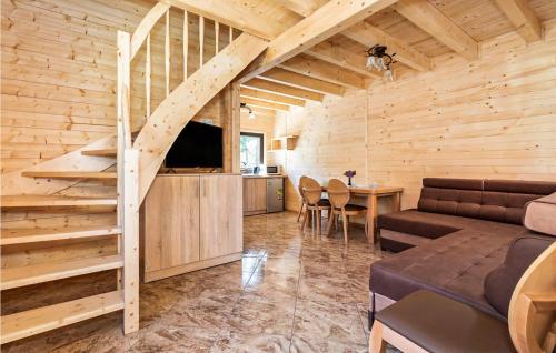 Μια τηλεόραση ή/και κέντρο ψυχαγωγίας στο 2 Bedroom Nice Home In Pobierowo