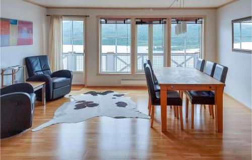 a dining room with a table and chairs and a rug at Awesome Apartment In Tyinkrysset in Tyinkrysset