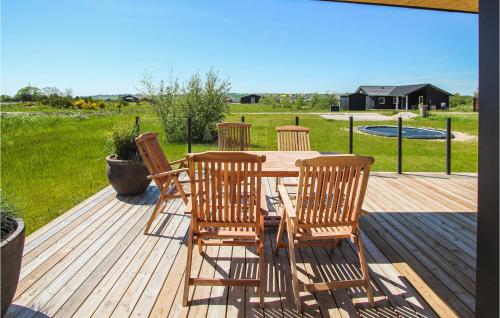 NordbyにあるCozy Home In Samsø With Wifiの木製デッキ(テーブル、椅子4脚付)