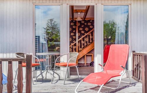 un portico con sedie e tavolo e un balcone con vista di Lovely Home In Kolobrzeg With Kitchen a Kołobrzeg