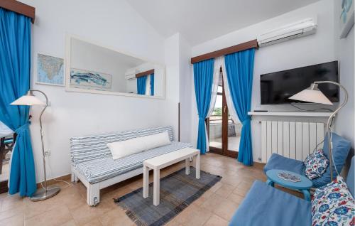 Μια τηλεόραση ή/και κέντρο ψυχαγωγίας στο Cozy Apartment In Peroj With Wifi