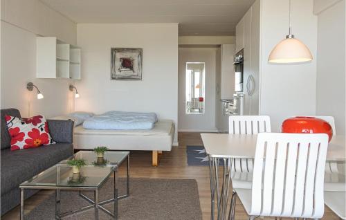 Et opholdsområde på Lovely Apartment In Allinge With Wifi