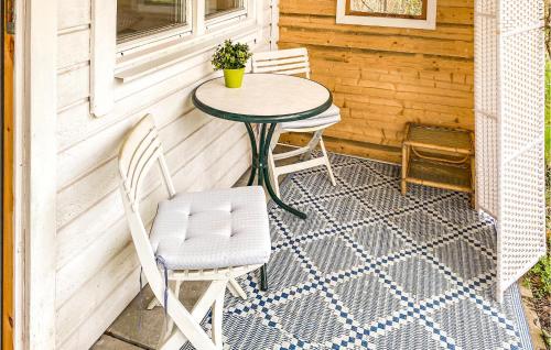 Posezení v ubytování 1 Bedroom Awesome Home In Frillesås