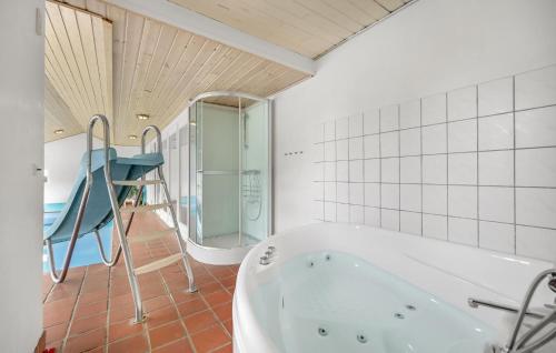 Ένα μπάνιο στο Awesome Home In Ebeltoft With Sauna