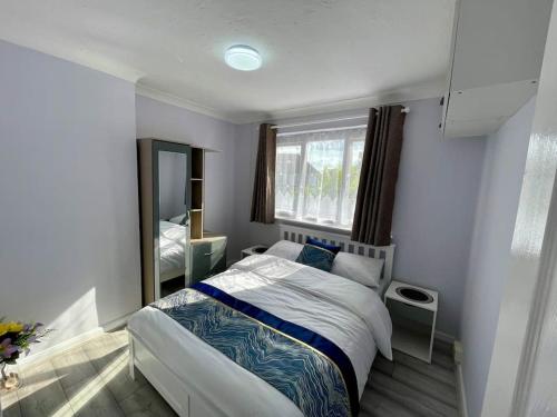 Ένα ή περισσότερα κρεβάτια σε δωμάτιο στο Semi Detached House in Aldershot
