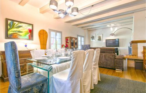 Μια τηλεόραση ή/και κέντρο ψυχαγωγίας στο Beautiful Home In Larciano With Wifi