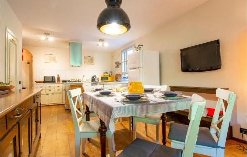 Η κουζίνα ή μικρή κουζίνα στο Beautiful Home In Larciano With Wifi