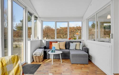 un soggiorno con divano e finestre di Holiday Home Egevej Broager a Broager