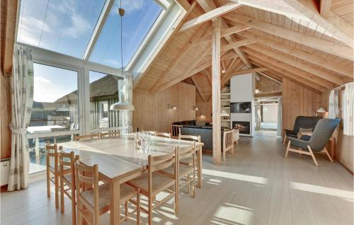 eine Küche und ein Esszimmer mit Tisch und Stühlen in der Unterkunft Amazing Home In Hvide Sande With Wifi in Havrvig