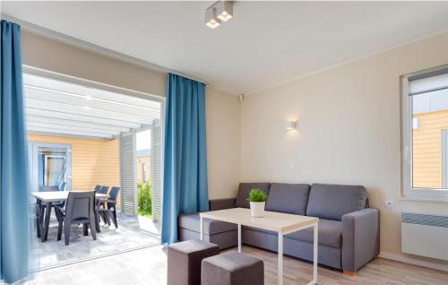 Χώρος καθιστικού στο 2 Bedroom Gorgeous Home In Rewal