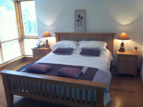 Bearlough Self Catering Holiday Home tesisinde bir odada yatak veya yataklar