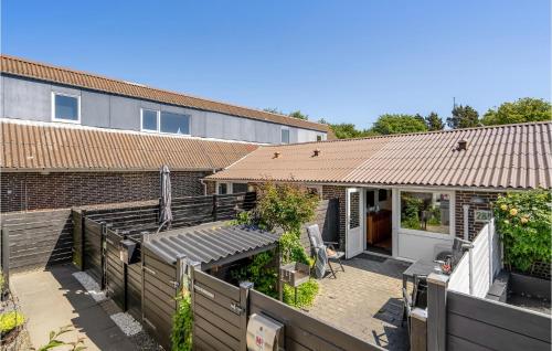a backyard with a fence and a house at Holiday Home Bl in Blåvand