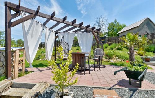 a pergola with a table and chairs in a garden at Lovely Home In Beretinec With Wifi in Beretinec