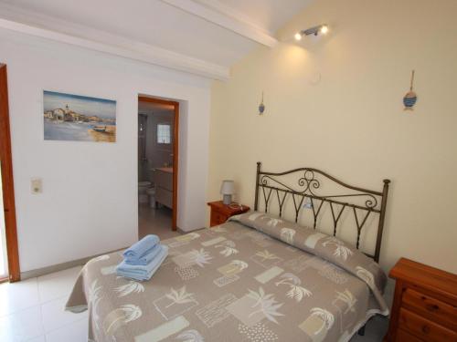 Postel nebo postele na pokoji v ubytování Vacaciones perfectas cerca del mar: piscina privada, mascotas bienvenidas y playa para perros. - ES-184-21