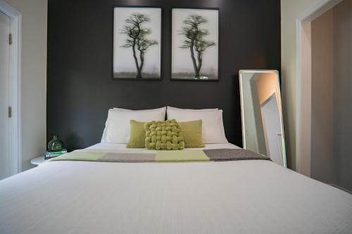 Cama o camas de una habitación en Secluded, Unique, Modern, Mountain Home Near River!