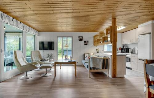 Kuchyň nebo kuchyňský kout v ubytování 2 Bedroom Nice Home In Storvorde