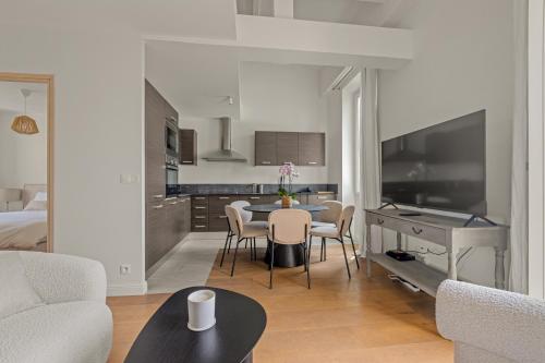 une cuisine et un salon avec une table et des chaises dans l'établissement LB Vacation Rentals I Beautiful, Renovated Duplex with Swimming Pool, à Cannes