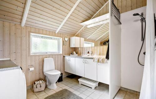 Koupelna v ubytování Three-Bedroom Holiday Home In Nykobing Sj