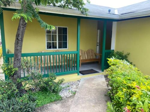 Imagen de la galería de 2 BDR Apt #1 at Ramparts Near Sangster Airport, en Montego Bay