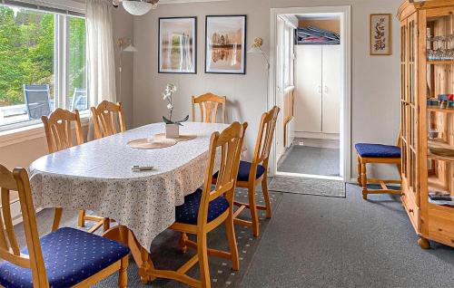 Ruang duduk di 4 Bedroom Beautiful Home In Lindesnes