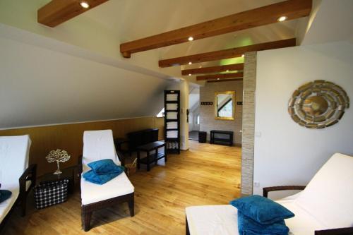 um quarto com duas camas e uma sala de estar em Hotel Zum Hackstück em Hattingen