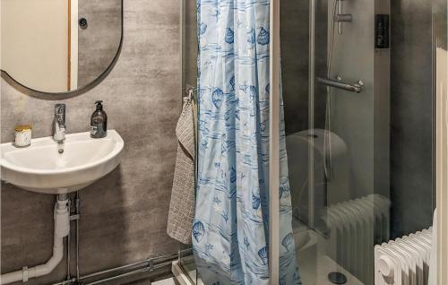 a bathroom with a shower curtain and a sink at Gorgeous Home In Hasslö With Kitchen in Hasslö