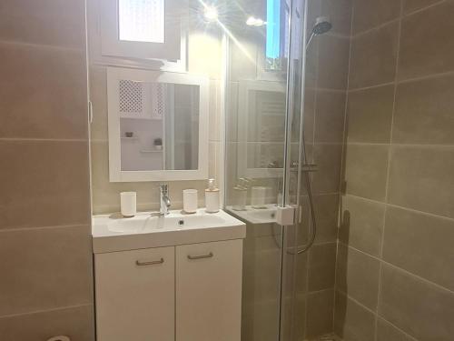 une salle de bain avec un lavabo et une douche dans l'établissement Appartement 3/4 pièces avec piscine, clim, wifi et parking à Sainte-Maxime - FR-1-780-23, à Sainte-Maxime