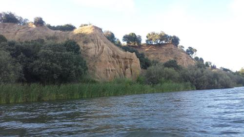 a view of a river with trees and a mountain at Complejo The Dreams in Cazalegas