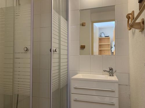 une salle de bain avec un lavabo et une douche dans l'établissement Location T2 Gruissan : Piscine, Parking, Clim, Proche Plage - Idéal Famille - FR-1-796-1, à Gruissan