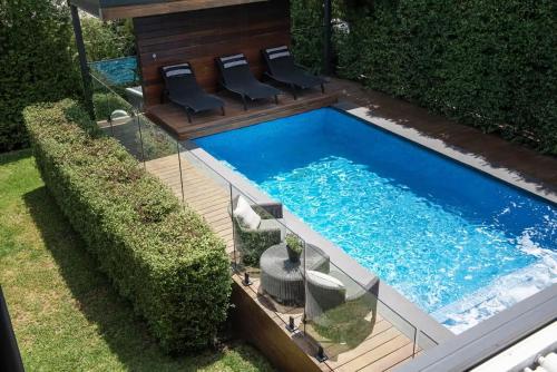 Πισίνα στο ή κοντά στο Byron by the Beach - Luxury Heated Pool and Views