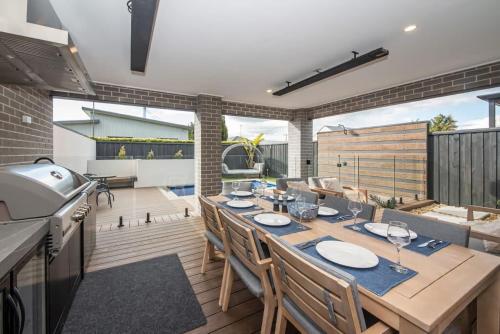 Gambar di galeri bagi Casa de Praia - Luxe by the Bay with Heated Pool di Safety Beach