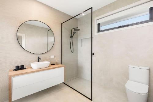 Ένα μπάνιο στο Byron by the Beach - Luxury Heated Pool and Views