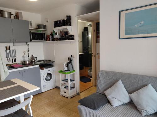 Photo de la galerie de l'établissement Gruissan: T2 avec Piscine, Internet, Parking, Proche Plage et Commerces - FR-1-796-10, à Gruissan