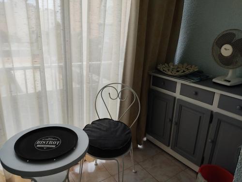 Photo de la galerie de l'établissement Gruissan: T2 avec Piscine, Internet, Parking, Proche Plage et Commerces - FR-1-796-10, à Gruissan