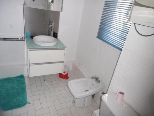 une petite salle de bain avec un lavabo et des toilettes dans l'établissement Gruissan: T3, 4 Pers, Piscine, Parking, Proche Commerce, Environnement Calme, Accès Plage - FR-1-796-14, à Gruissan