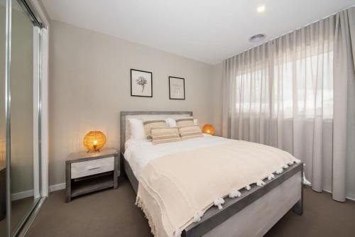 Katil atau katil-katil dalam bilik di Casa de Praia - Luxe by the Bay with Heated Pool