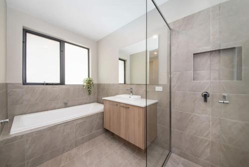 Bilik mandi di Casa de Praia - Luxe by the Bay with Heated Pool