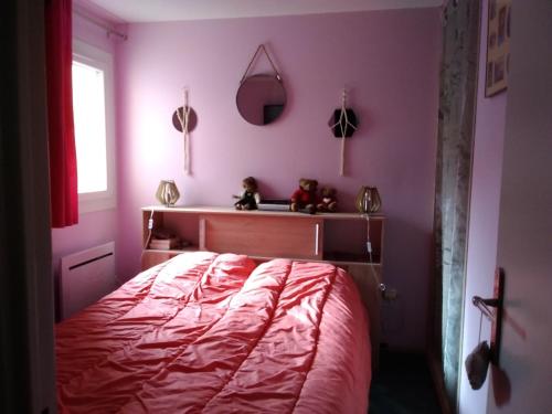 une chambre avec des murs roses et un lit avec des animaux en peluche dans l'établissement GRUISSAN - Confortable T2 rénové avec Parking - Secteur Vieux Village - 4 pers. - FR-1-796-18, à Gruissan