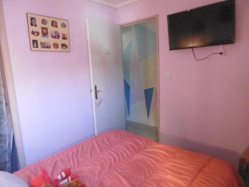 une chambre avec un lit et une télévision à écran plat dans l'établissement GRUISSAN - Confortable T2 rénové avec Parking - Secteur Vieux Village - 4 pers. - FR-1-796-18, à Gruissan