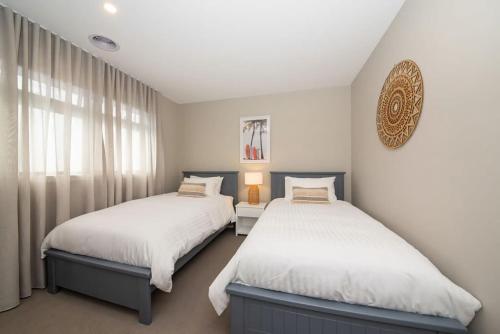 Katil atau katil-katil dalam bilik di Casa de Praia - Luxe by the Bay with Heated Pool